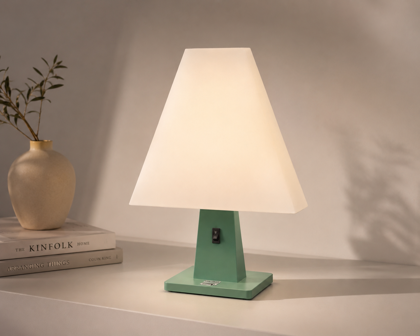 Atria — Luminária de Mesa Minimalista
